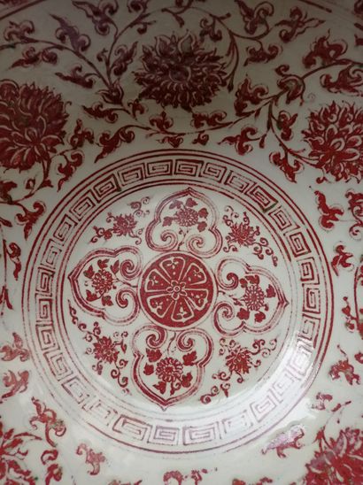 null Grande coupe en porcelaine rouge de cuivre

Chine, XXe siècle

Hémisphérique,...
