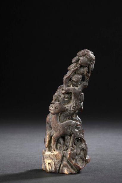  Corne de buffle sculptée 
Chine, XXe siècle 
Sculptée d'une grue et d'un daim auprès...