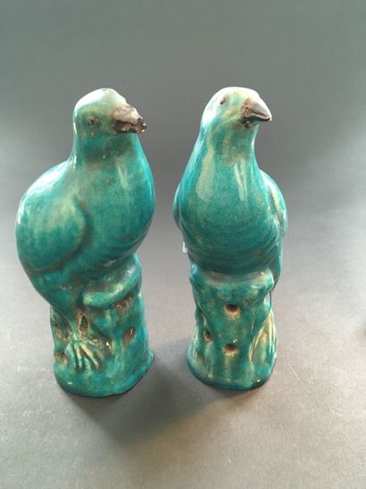 null Paire d'oiseaux en grès émaillé turquoise

Chine, XIXe siècle

Représentés perchés...