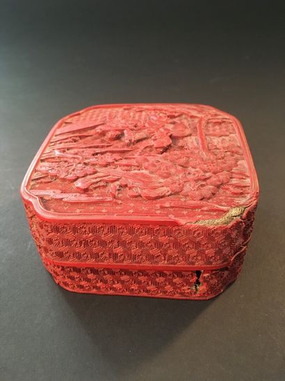 null Boîte en laque rouge sculptée

Chine, XVIIIe siècle

Carrée quadrilobée, le...
