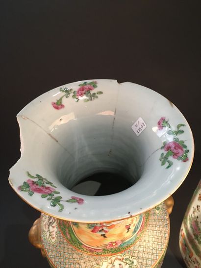 null Paire de grands vases en porcelaine de Canton

Chine, fin du XIXe siècle

Balustres,...