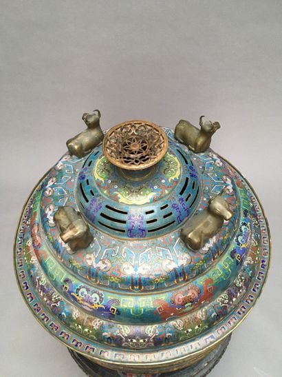  Brûle-parfum monumental tripode couvert en cuivre et émaux cloisonnés Chine, XIXe...