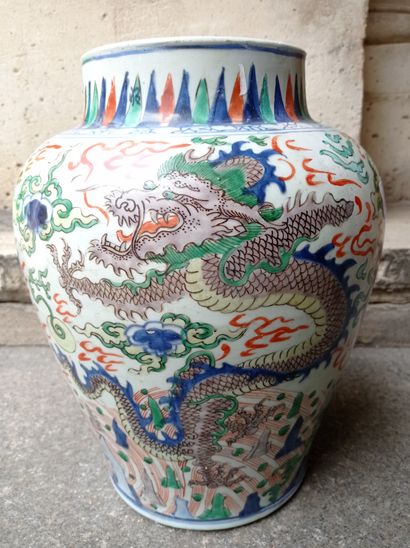  Potiche en porcelaine Wucai 
Chine, Transition, XVIIe siècle 
À décor de dragons...