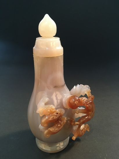 Petit vase couvert en agate 
Chine, début du XXe siècle 
Balustre, un chilong et...