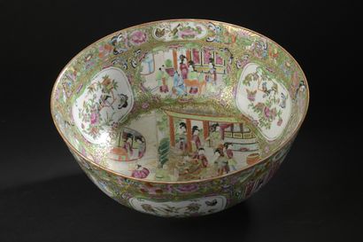 null Grand bol à punch en porcelaine de Canton

Chine, XIXe siècle

Hémisphérique,...