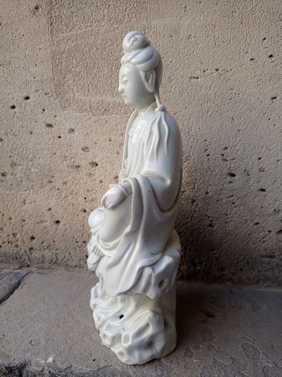 null Statuette de Guanyin en porcelaine blanc de Chine Chine, XVIIIe-XIXe siècle

Représentée...