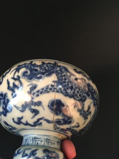 null Coupe sur piédouche en porcelaine bleu blanc

Chine, XIXe siècle

La panse globulaire...