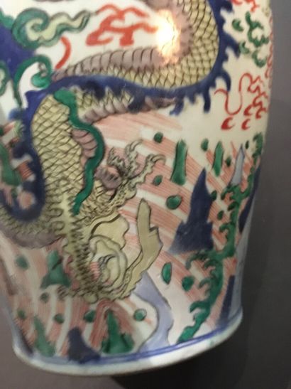 null Potiche en porcelaine Wucai

Chine, Transition, XVIIe siècle

À décor de dragons...
