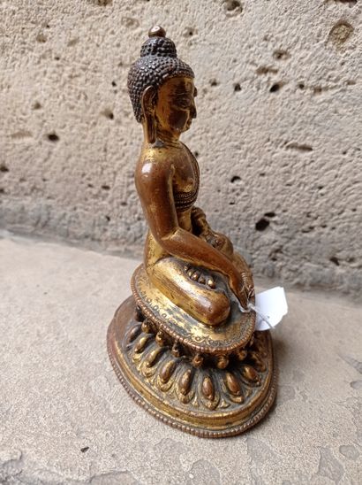 null Statuette de bouddha en bronze doré Sino-tibétain, XVIe-XVIIe siècle

Représenté...