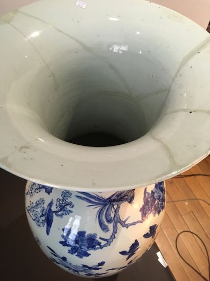 null Grand vase en porcelaine bleu blanc

Chine, fin du XIXe siècle

Balustre, à...