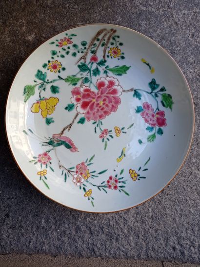 null Paire d'assiettes en porcelaine famille rose

Chine, XVIIIe siècle

À décor...