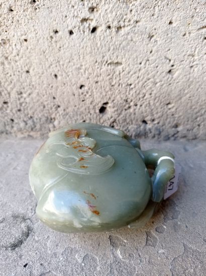  Groupe en jade céladon 
Chine, début du XXe siècle 
En forme de pêche, sculpté et...