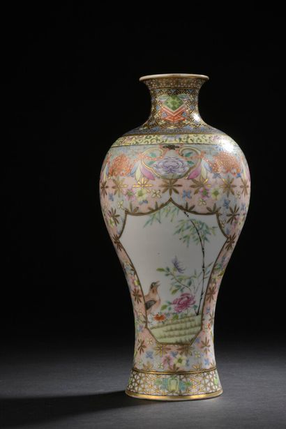 Vase Meiping en porcelaine polychrome 
Chine,...
