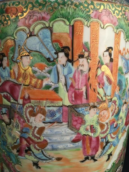 null Paire de grands vases en porcelaine de Canton

Chine, fin du XIXe siècle

Balustres,...