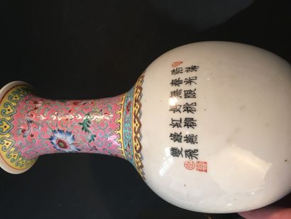 null Paire de vases en porcelaine polychrome

Chine, XXe siècle

La panse globulaire...