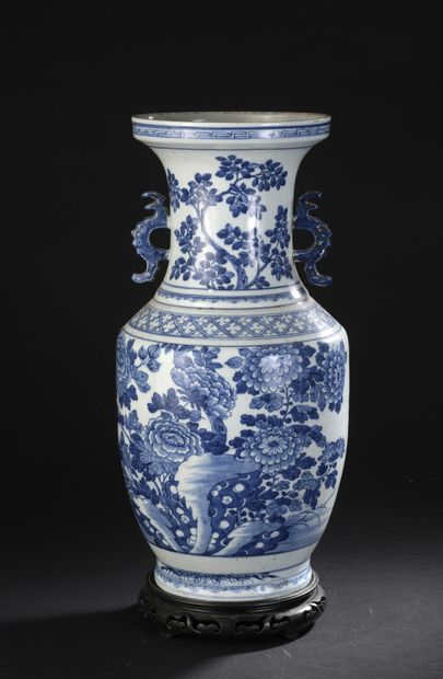 null Vase en porcelaine bleu blanc

Chine, XIXe siècle

De forme balustre à décor...