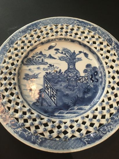 null Assiette en porcelaine bleu blanc

Chine, XVIIIe siècle

La bordure ajourée...