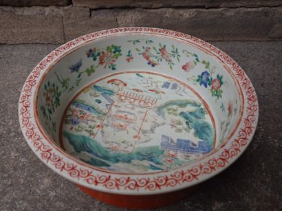 null Petit bassin en porcelaine polychrome Chine, XXe siècle

L'intérieur à décor...