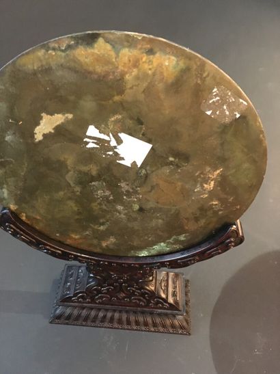 null Miroir en bronze et son socle en Zitan ( ?)

Chine, XXe siècle

Le miroir circulaire...