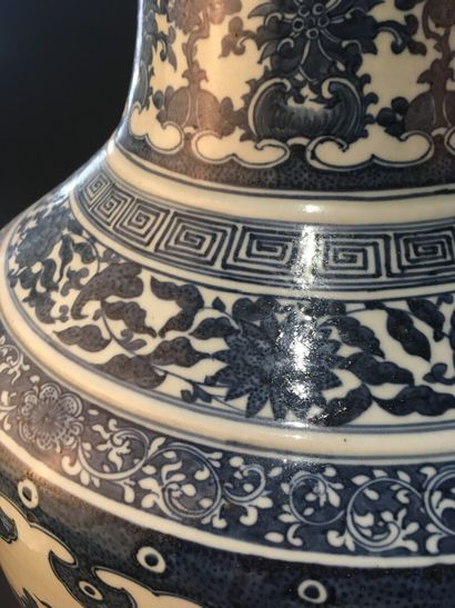 null Grand vase en porcelaine bleu blanc Chine, XIXe siècle

Balustre, la panse décorée...