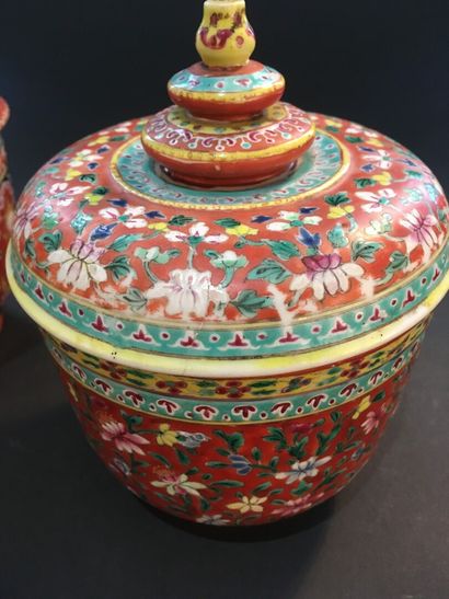 null Deux pots couverts en porcelaine bencharong pour le marché thaïlandais, XIXe...