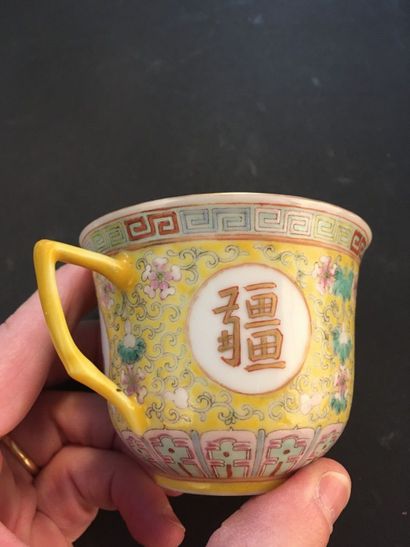 null Paire de tasses et soutasses et une assiette en porcelaine

Chine, XXe siècle

À...