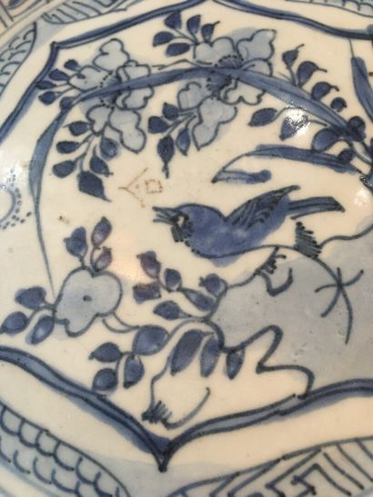 null Plat en porcelaine bleu blanc Kraak

Chine, XVIe siècle

Polylobé, décoré au...