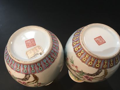  Paire de vases en porcelaine polychrome 
Chine, XXe siècle 
La panse globulaire...