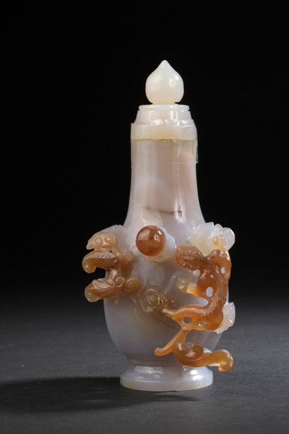 null Petit vase couvert en agate

Chine, début du XXe siècle

Balustre, un chilong...