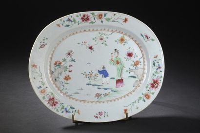 Plat en porcelaine famille rose 
Chine, XVIIIe...