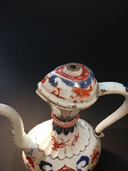 null Aiguière couverte en porcelaine Imari

Chine, XVIIIe siècle

La panse piriforme...