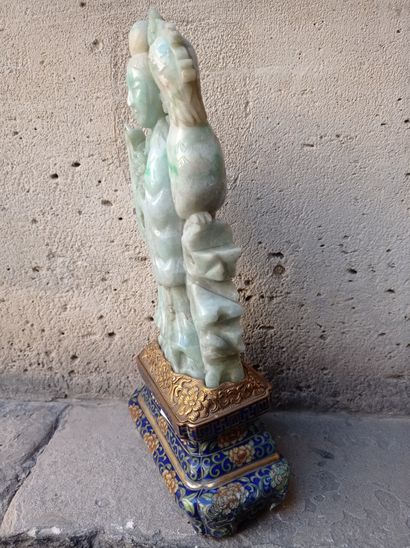 null Groupe en jadéite sculptée

Chine, XXe siècle

Représentant une femme debout,...
