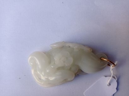  Pendentif en jade blanc 
Chine, XXe siècle 
Représentant un fruit et son feuillage...