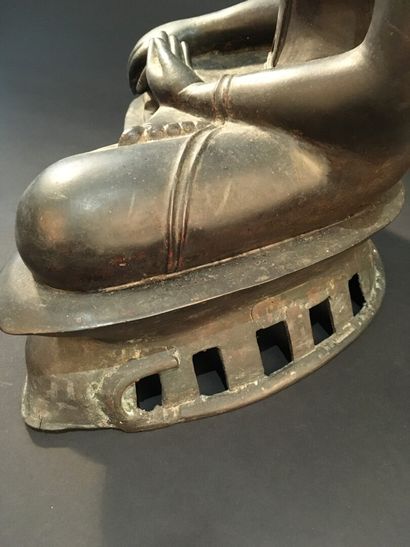 null Statue de Bouddha en bronze

Thaïlande, XXe siècle

Représenté assis en padmasana...