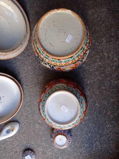 null Deux pots couverts en porcelaine bencharong pour le marché thaïlandais, XIXe...