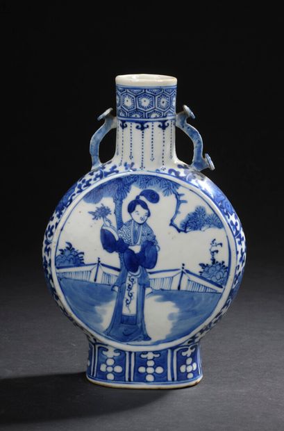 Vase gourde en porcelaine bleu blanc Chine,...