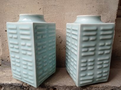 null 
Paire de vases Cong en porcelaine céladon




Chine, XXe siècle




De section...
