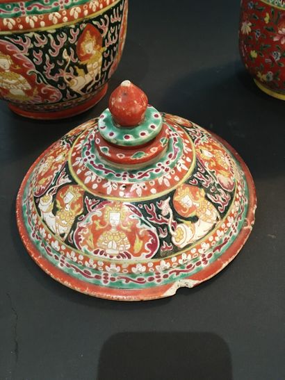 null Deux pots couverts en porcelaine bencharong pour le marché thaïlandais, XIXe...