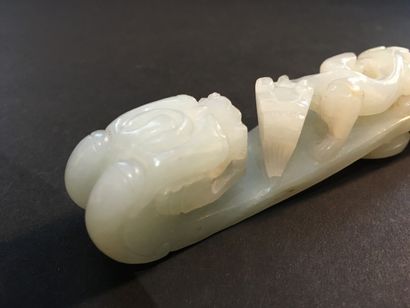 null Fibule en jade céladon pâle

Chine, fin du XIXe siècle

Le dessus sculpté d'un...