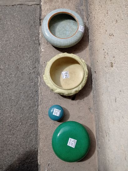 null Deux rince-pinceaux et une boîte circulaire couverte en porcelaine monochrome

Chine,...