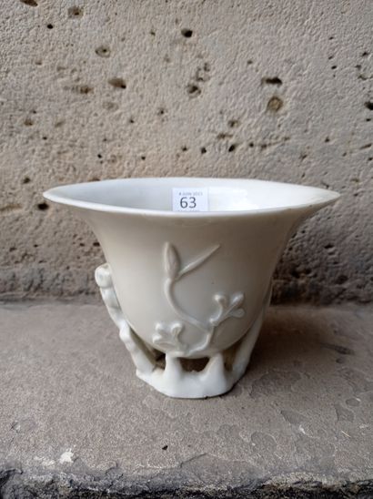 null Coupe libatoire en porcelaine blanc de Chine Chine, époque Kangxi (1662-1722)

La...