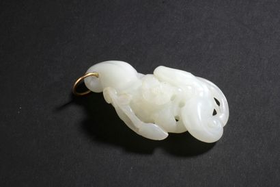 null Pendentif en jade blanc

Chine, XXe siècle

Représentant un fruit et son feuillage...