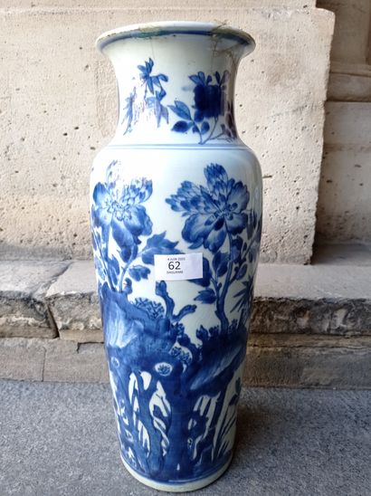 null Vase en porcelaine bleu blanc

Chine, XIXe siècle

Cylindrique, à décor de pivoines,...