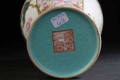 null Vase Meiping en porcelaine polychrome

Chine, XXe siècle

À décor de cartouches...