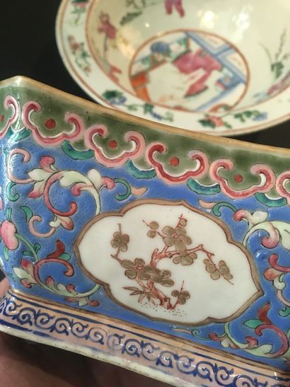 null Petit bassin et coupe en porcelaine famille rose

Chine, début du XXe siècle

Le...