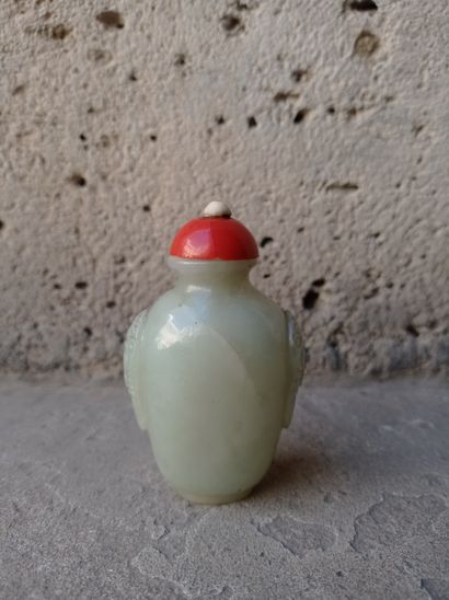 null Tabatière en jade céladon pâle

Chine, début du XXe siècle

De forme ovoïde,...
