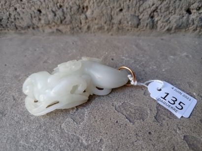 null Pendentif en jade blanc

Chine, XXe siècle

Représentant un fruit et son feuillage...