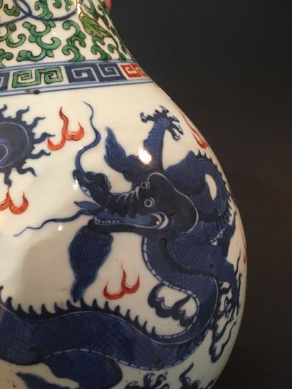 null Vase en porcelaine Wucai Chine, XXe siècle

Dans le style Wanli, la panse piriforme...