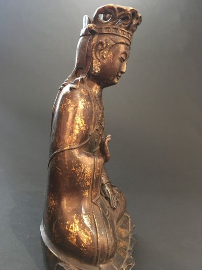 null Statuette de bodhisattva en bronze

Chine, XXe siècle

Représenté assis sur...