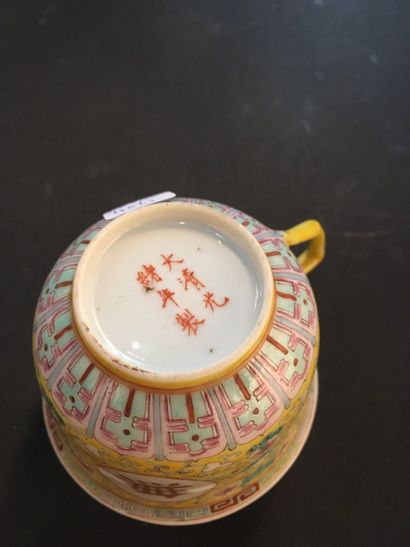 null Paire de tasses et soutasses et une assiette en porcelaine

Chine, XXe siècle

À...